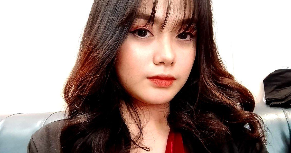 Người nổi tiếng trên mạng có ngực to và mông to! Bạn tình của tôi đang sờ vào âm hộ của tôi và nó ướt quá! Mút liếm dương vật, nâng mông béo lên, ôm eo và tiến vào từ phía sau, tắm trong phòng tắm...