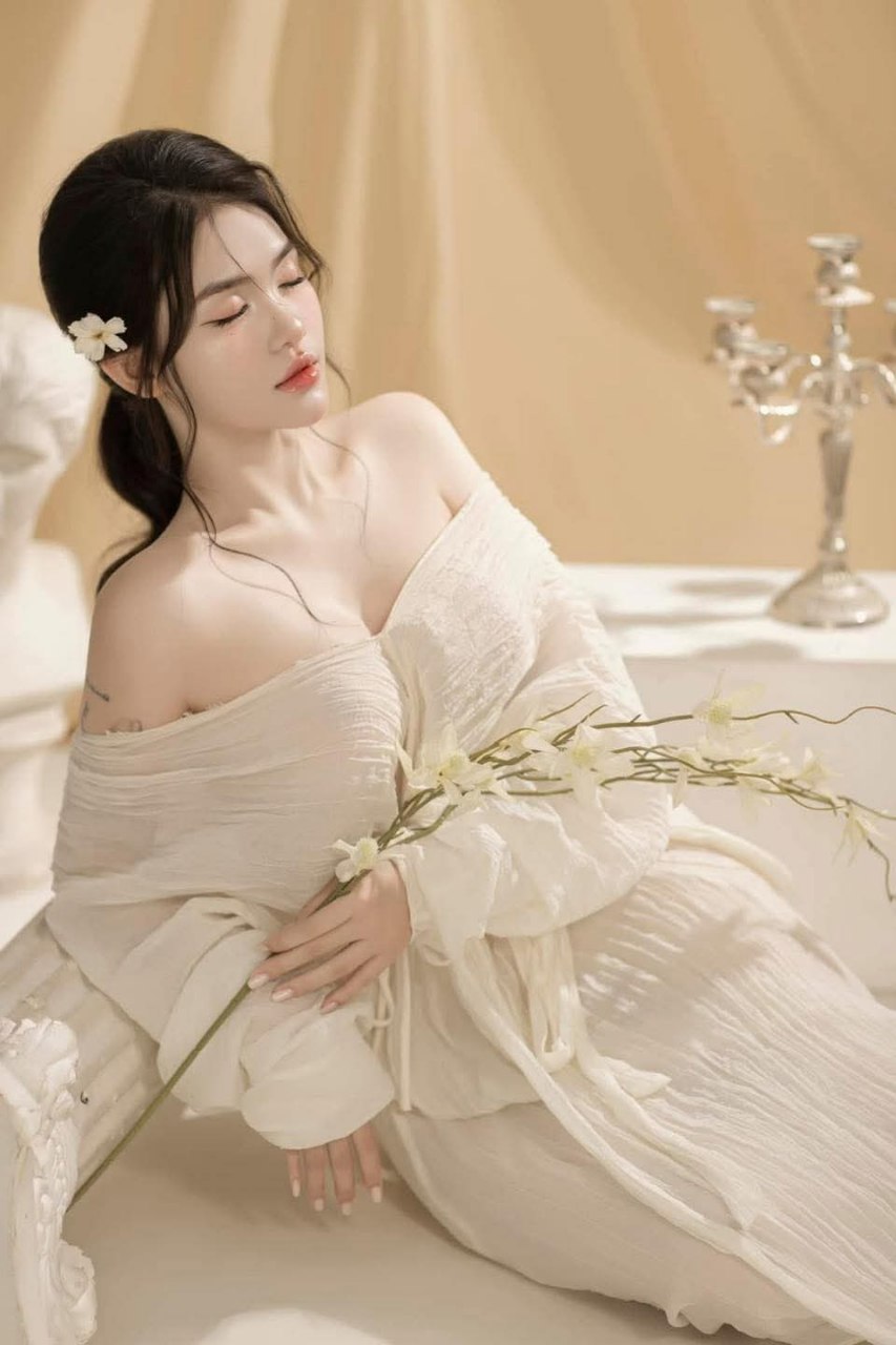 Thuê người làm tình cô bạn thân sắp kết hôn chỉ vì ghen tị