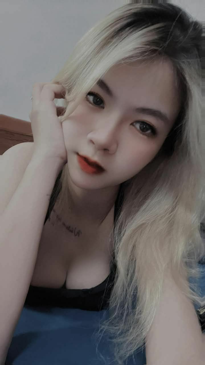 Cô em múm mĩm khoe bím đẹp vú căng trên livestream